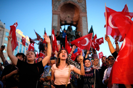 Người ủng hộ tổng thống Thổ Nhĩ Kỳ tụ tập tại quảng trường Taksim, Istanbul, phản đối đảo chính.